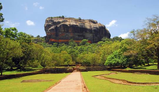 सिगीरीय जिसेकी कुछ लोग रावनकी लंका समजते हे।